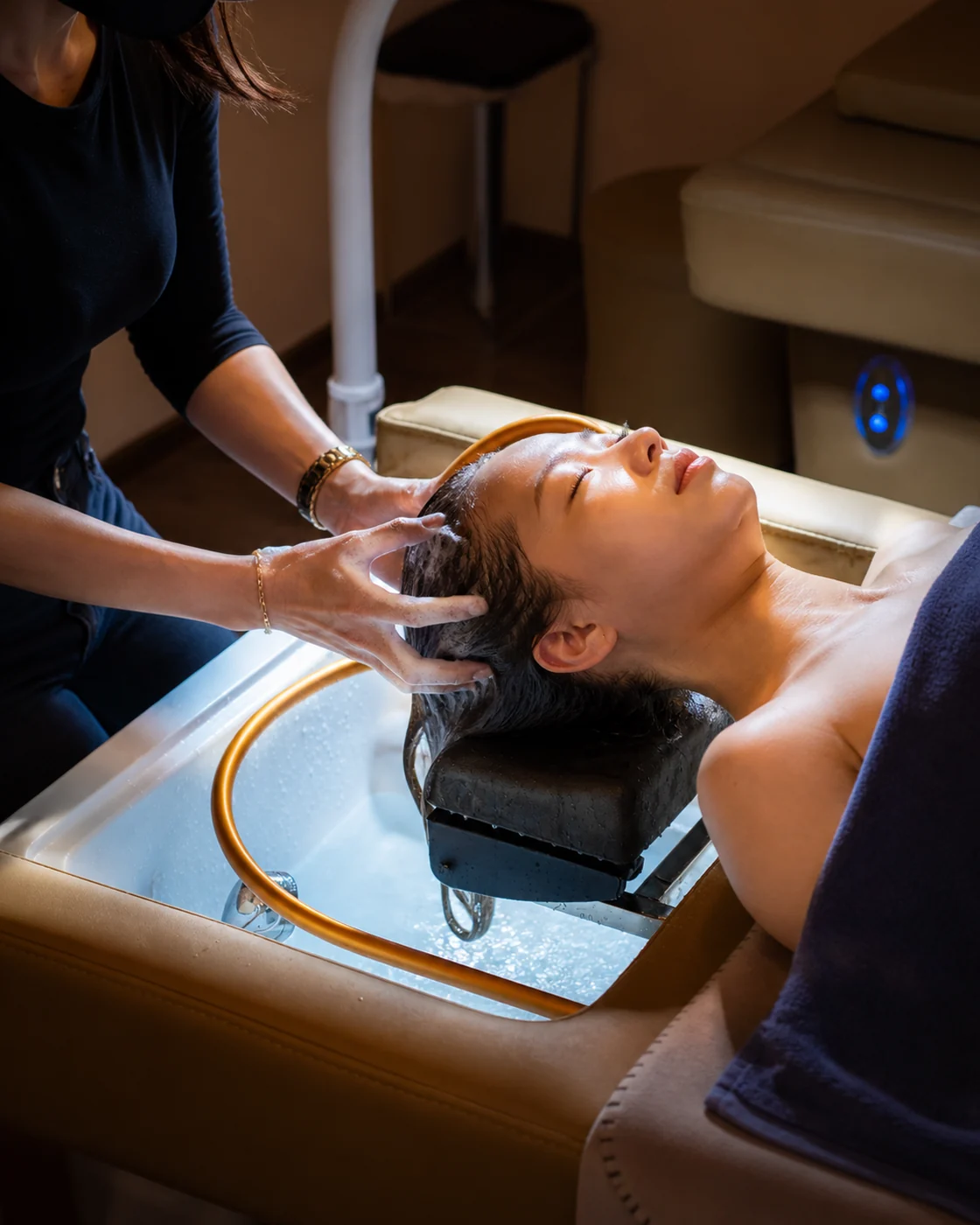 Entspannende Kopf- und Haarmassage auf der Head-Spa-Liege